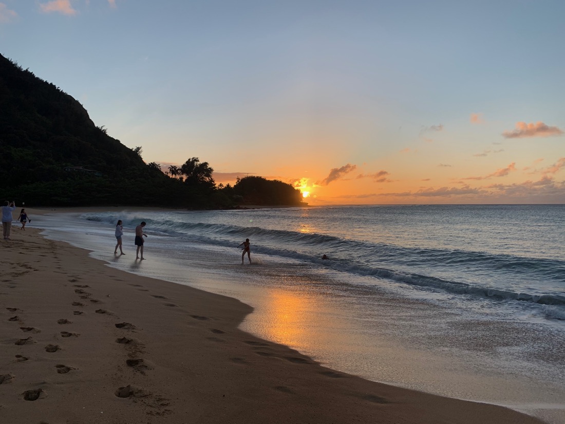 Sunset on a Kauaʻi beach